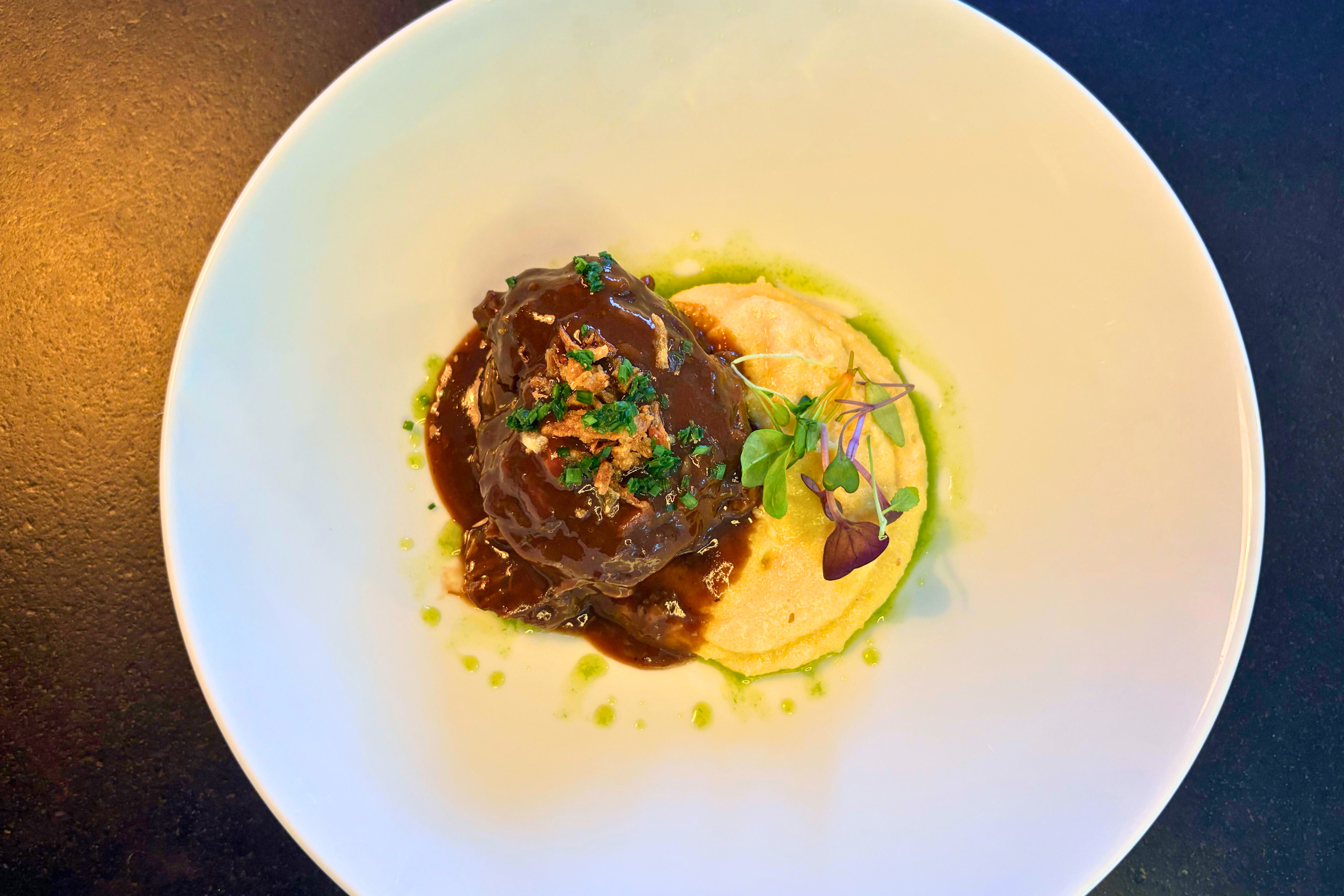 Geschmorte Kalbskopfbäggli mit Schmorgemüse & Polenta