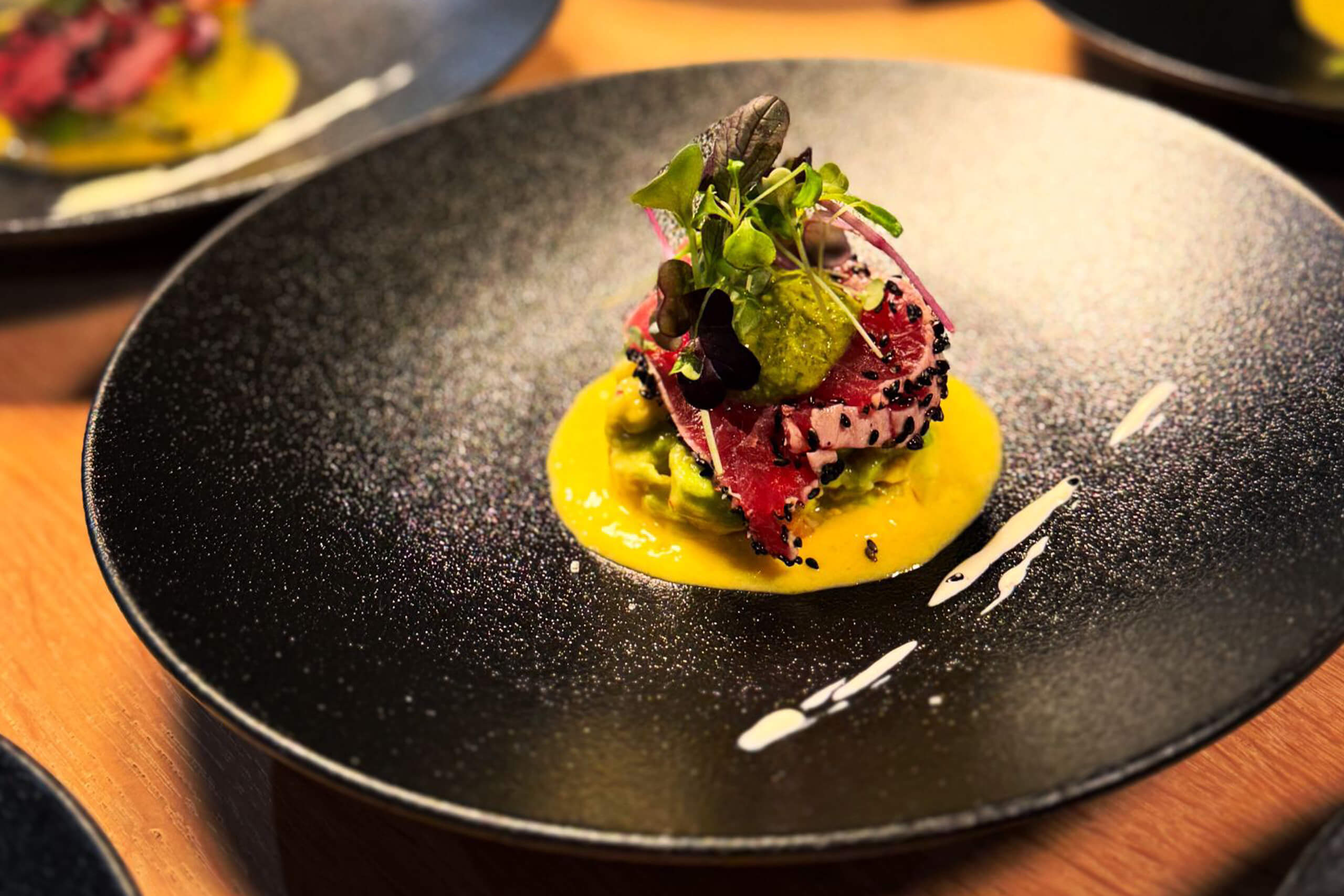 Thunfisch-Tataki auf Yakumi-Sauce mit Avocado-Tatar